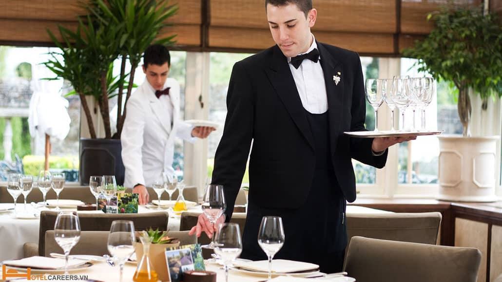 Nhân viên phục vụ nhà hàng