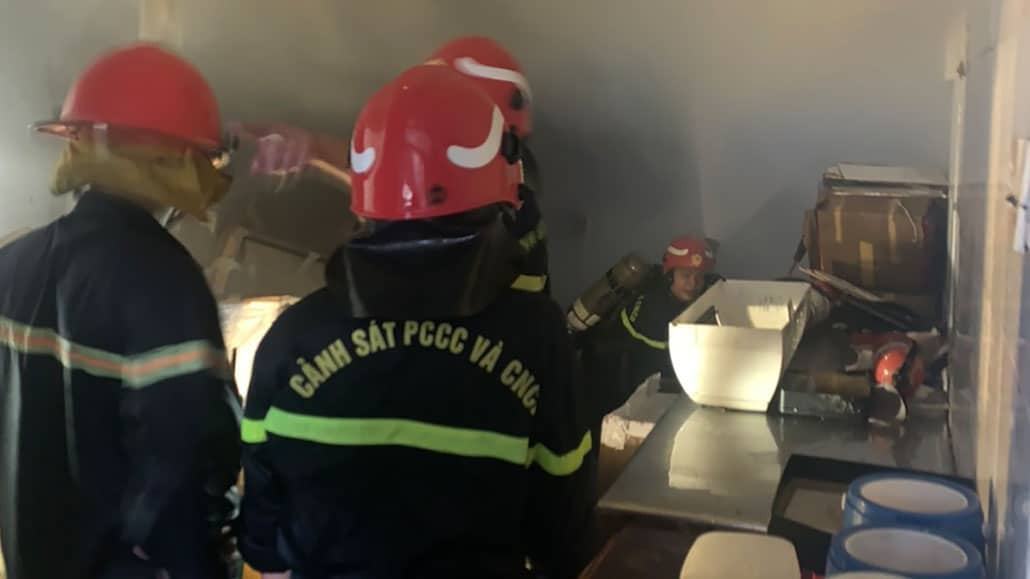 Lính cứu hỏa chữa cháy tại khách sạn Đồng Khánh