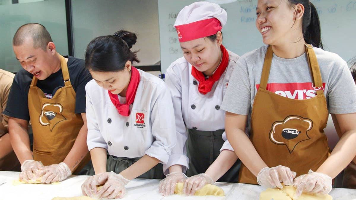 Khóa học làm bánh tại Hướng nghiệp Á Âu