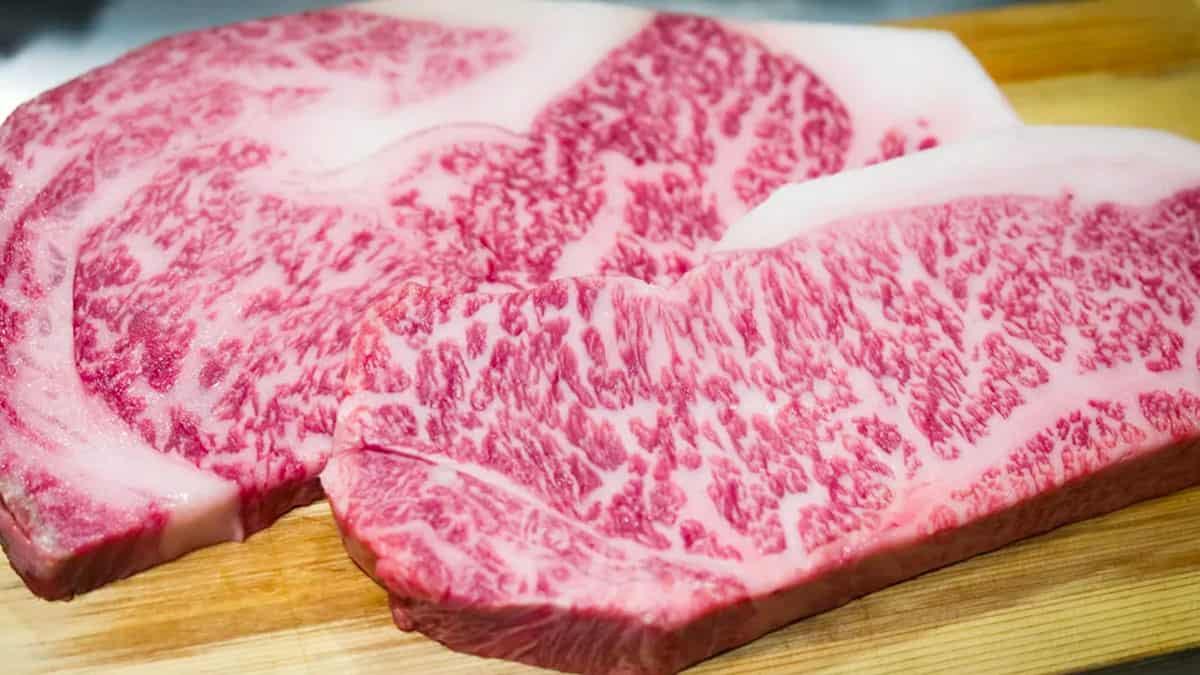 Cách làm bò Kobe áp chảo đơn giản nhất là tẩm ướt với muối tiêu