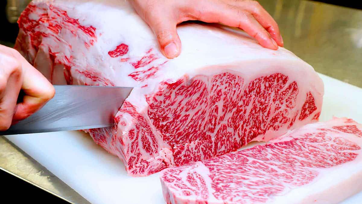 Chuẩn bị nguyên liệu là yếu tố quan trọng trong cách nấu lẩu bò Kobe