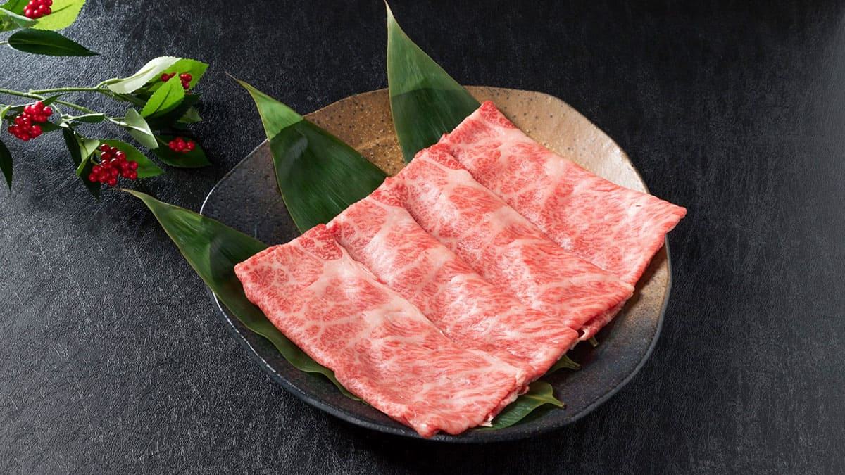 Thịt bò Kobe được thái lát mỏng và bày vào đĩa