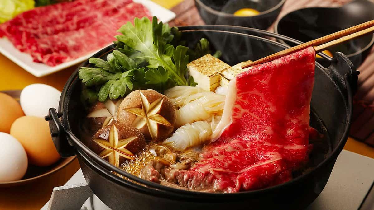 Vị thịt bò Kobe ngọt mềm kết hợp cùng với vị béo ngậy của nước sốt ăn kèm với những loại rau thanh đạm đã tạo nên một món ăn vô cùng hấp dẫn.